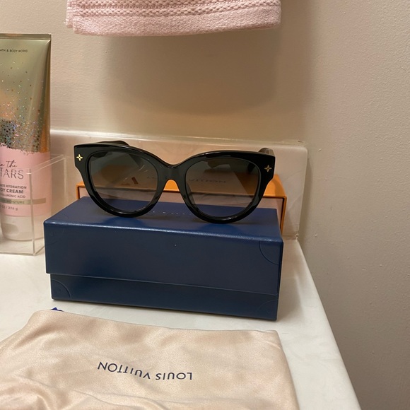 LOUIS VUITTON MONOGRAM ROUND SUNGLASSES BLACK AND GOLD - Picture 8 of 9